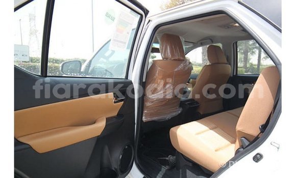 Acheter Import Voiture Toyota Fortuner Blanc à Import - Dubai, Diana Acheter Import Voiture Toyota Fortuner Blanc à Import - Dubai, Diana