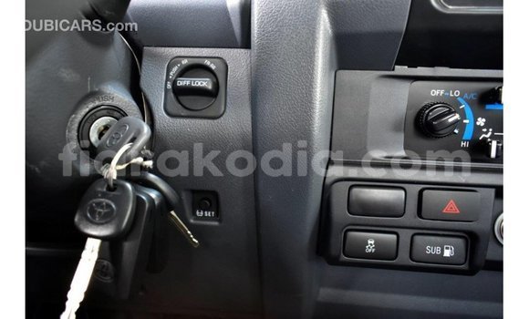 Acheter Import Voiture Toyota Land Cruiser Rouge à Import - Dubai, Diana Acheter Import Voiture Toyota Land Cruiser Rouge à Import - Dubai, Diana