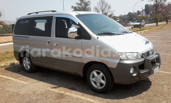 Acheter Neuf Voiture Hyundai H1 Gris à Antananarivo, Analamanga Acheter Neuf Voiture Hyundai H1 Gris à Antananarivo, Analamanga