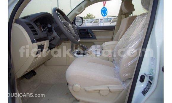 Acheter Import Voiture Toyota Land Cruiser Blanc à Import - Dubai, Diana Acheter Import Voiture Toyota Land Cruiser Blanc à Import - Dubai, Diana