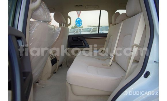 Acheter Import Voiture Toyota Land Cruiser Blanc à Import - Dubai, Diana Acheter Import Voiture Toyota Land Cruiser Blanc à Import - Dubai, Diana