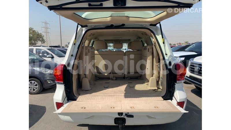 Big with watermark toyota land cruiser diana import dubai 4803