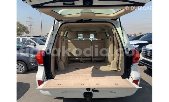 Hividy Toyota Land Cruiser fotsy Car in Import - Dubai in Diana Hividy Toyota Land Cruiser fotsy Car in Import - Dubai in Diana