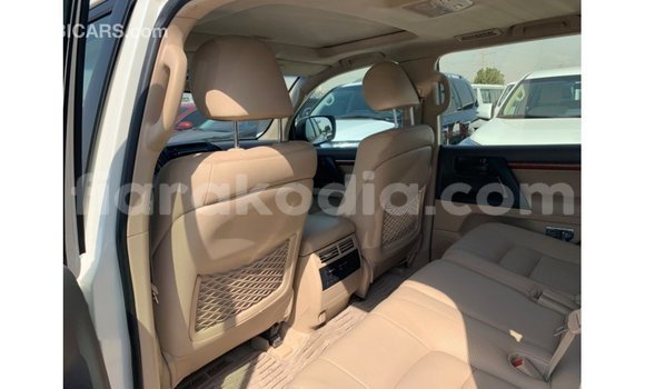Hividy Toyota Land Cruiser fotsy Car in Import - Dubai in Diana Hividy Toyota Land Cruiser fotsy Car in Import - Dubai in Diana