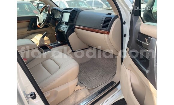 Hividy Toyota Land Cruiser fotsy Car in Import - Dubai in Diana Hividy Toyota Land Cruiser fotsy Car in Import - Dubai in Diana