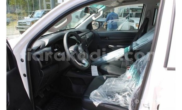 Hividy Toyota Hilux fotsy Car in Import - Dubai in Diana Hividy Toyota Hilux fotsy Car in Import - Dubai in Diana