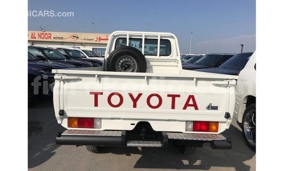 Acheter Import Voiture Toyota Land Cruiser Blanc à Import - Dubai, Diana Acheter Import Voiture Toyota Land Cruiser Blanc à Import - Dubai, Diana