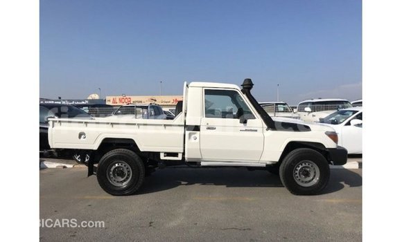 Acheter Import Voiture Toyota Land Cruiser Blanc à Import - Dubai, Diana Acheter Import Voiture Toyota Land Cruiser Blanc à Import - Dubai, Diana