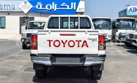 Hividy Toyota Hilux fotsy Car in Import - Dubai in Diana Hividy Toyota Hilux fotsy Car in Import - Dubai in Diana