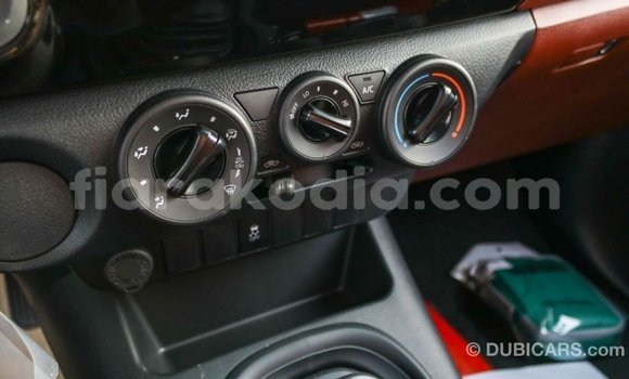 Acheter Import Voiture Toyota Hilux Blanc à Import - Dubai, Diana Acheter Import Voiture Toyota Hilux Blanc à Import - Dubai, Diana