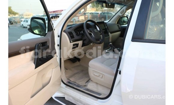 Hividy Toyota Land Cruiser fotsy Car in Import - Dubai in Diana Hividy Toyota Land Cruiser fotsy Car in Import - Dubai in Diana