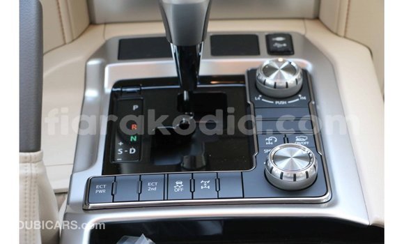 Hividy Toyota Land Cruiser fotsy Car in Import - Dubai in Diana Hividy Toyota Land Cruiser fotsy Car in Import - Dubai in Diana