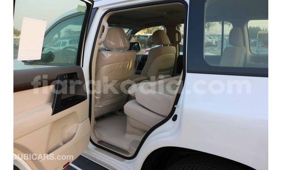 Hividy Toyota Land Cruiser fotsy Car in Import - Dubai in Diana Hividy Toyota Land Cruiser fotsy Car in Import - Dubai in Diana
