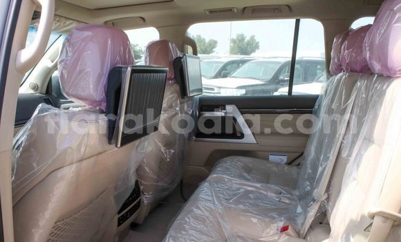 Hividy Toyota Land Cruiser fotsy Car in Import - Dubai in Diana Hividy Toyota Land Cruiser fotsy Car in Import - Dubai in Diana