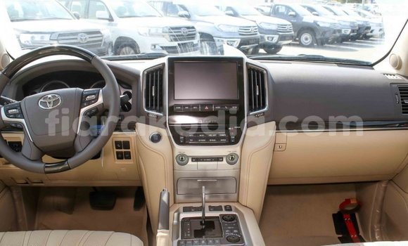 Hividy Toyota Land Cruiser fotsy Car in Import - Dubai in Diana Hividy Toyota Land Cruiser fotsy Car in Import - Dubai in Diana