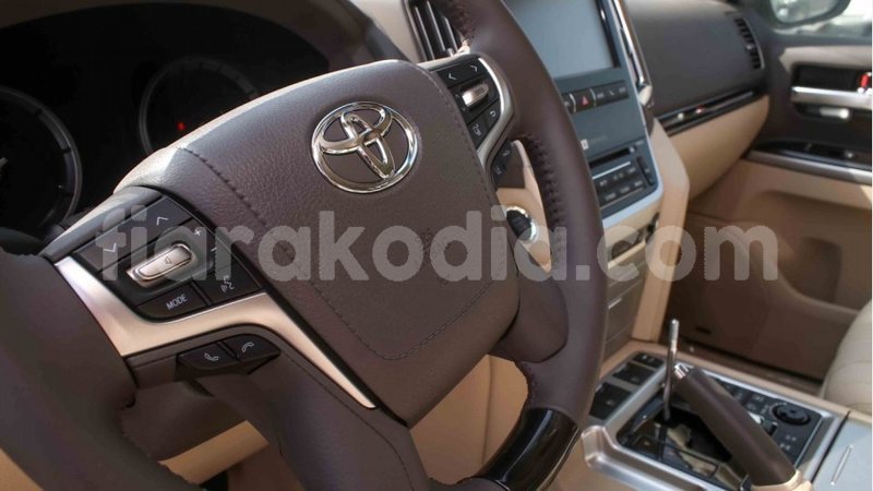 Big with watermark toyota land cruiser diana import dubai 4987