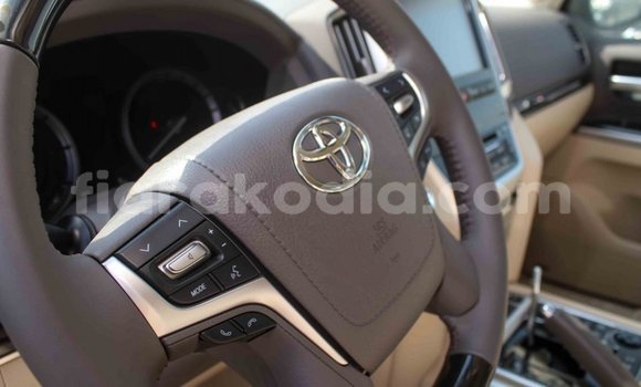 Hividy Toyota Land Cruiser fotsy Car in Import - Dubai in Diana Hividy Toyota Land Cruiser fotsy Car in Import - Dubai in Diana