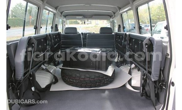 Acheter Import Voiture Toyota Land Cruiser Blanc à Import - Dubai, Diana Acheter Import Voiture Toyota Land Cruiser Blanc à Import - Dubai, Diana