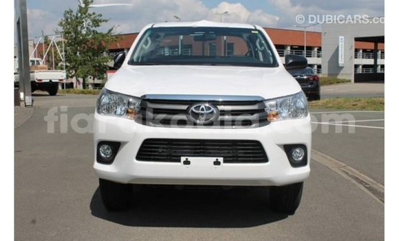 Acheter Import Voiture Toyota Hilux Blanc à Import - Dubai, Diana Acheter Import Voiture Toyota Hilux Blanc à Import - Dubai, Diana