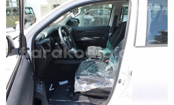 Acheter Import Voiture Toyota Hilux Blanc à Import - Dubai, Diana Acheter Import Voiture Toyota Hilux Blanc à Import - Dubai, Diana