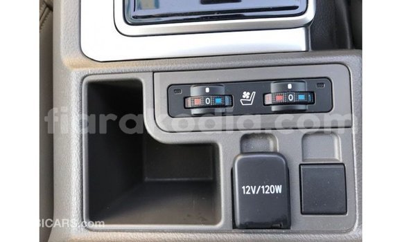 Acheter Import Voiture Toyota Prado Blanc à Import - Dubai, Diana Acheter Import Voiture Toyota Prado Blanc à Import - Dubai, Diana