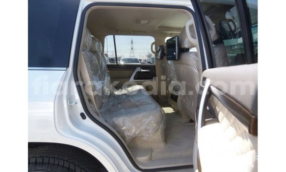 Acheter Import Voiture Toyota Land Cruiser Blanc à Import - Dubai, Diana Acheter Import Voiture Toyota Land Cruiser Blanc à Import - Dubai, Diana
