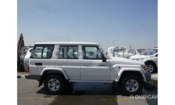 Acheter Import Voiture Toyota Land Cruiser Blanc à Import - Dubai, Diana Acheter Import Voiture Toyota Land Cruiser Blanc à Import - Dubai, Diana