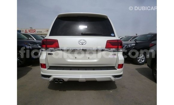 Acheter Import Voiture Toyota Land Cruiser Blanc à Import - Dubai, Diana Acheter Import Voiture Toyota Land Cruiser Blanc à Import - Dubai, Diana