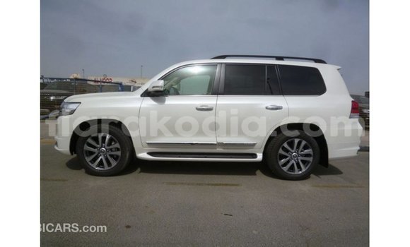 Acheter Import Voiture Toyota Land Cruiser Blanc à Import - Dubai, Diana Acheter Import Voiture Toyota Land Cruiser Blanc à Import - Dubai, Diana