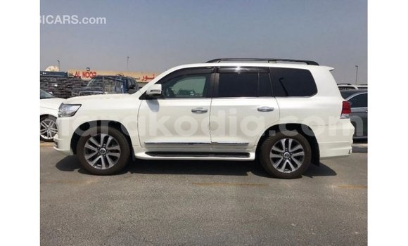 Acheter Import Voiture Toyota Land Cruiser Blanc à Import - Dubai, Diana Acheter Import Voiture Toyota Land Cruiser Blanc à Import - Dubai, Diana