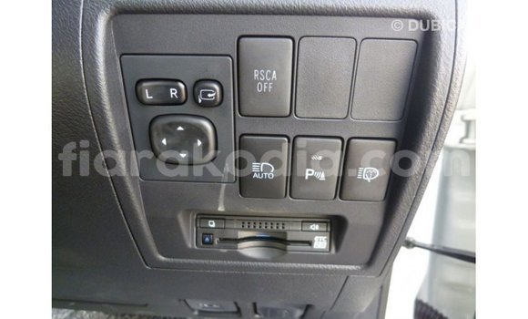 Acheter Import Voiture Toyota Land Cruiser Blanc à Import - Dubai, Diana Acheter Import Voiture Toyota Land Cruiser Blanc à Import - Dubai, Diana