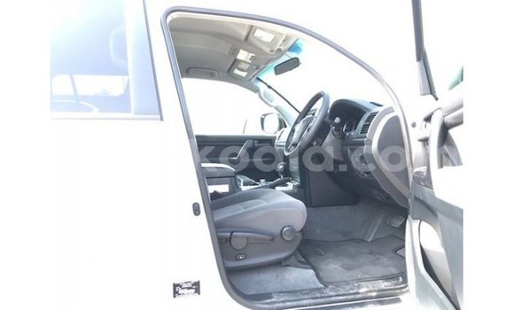 Acheter Import Voiture Toyota Land Cruiser Blanc à Import - Dubai, Diana Acheter Import Voiture Toyota Land Cruiser Blanc à Import - Dubai, Diana