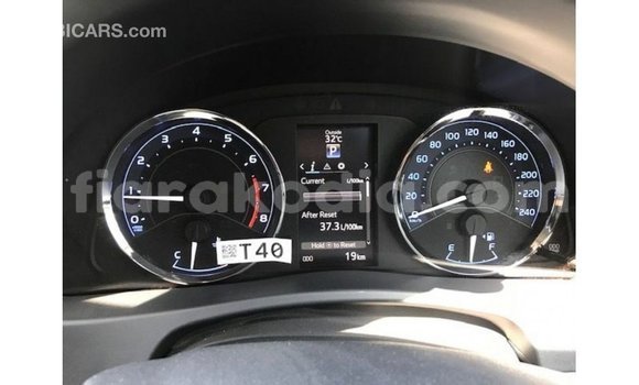 Acheter Import Voiture Toyota Corolla Blanc à Import - Dubai, Diana Acheter Import Voiture Toyota Corolla Blanc à Import - Dubai, Diana