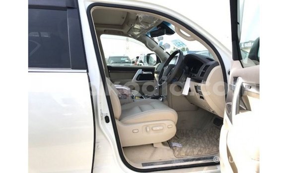 Acheter Import Voiture Toyota Land Cruiser Blanc à Import - Dubai, Diana Acheter Import Voiture Toyota Land Cruiser Blanc à Import - Dubai, Diana