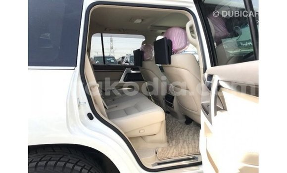 Acheter Import Voiture Toyota Land Cruiser Blanc à Import - Dubai, Diana Acheter Import Voiture Toyota Land Cruiser Blanc à Import - Dubai, Diana