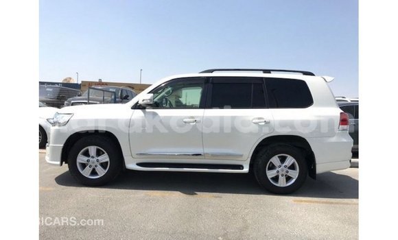 Acheter Import Voiture Toyota Land Cruiser Blanc à Import - Dubai, Diana Acheter Import Voiture Toyota Land Cruiser Blanc à Import - Dubai, Diana
