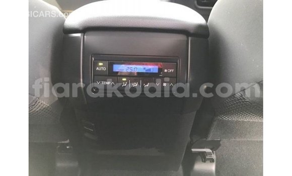 Acheter Import Voiture Toyota Prado Blanc à Import - Dubai, Diana Acheter Import Voiture Toyota Prado Blanc à Import - Dubai, Diana