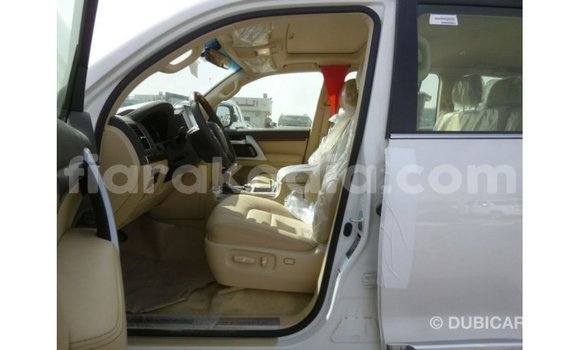 Acheter Import Voiture Toyota Land Cruiser Blanc à Import - Dubai, Diana Acheter Import Voiture Toyota Land Cruiser Blanc à Import - Dubai, Diana
