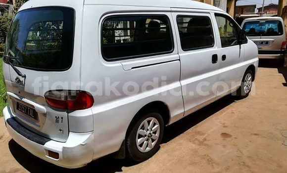 Acheter Occasion Voiture Hyundai H1 Blanc à Antananarivo, Analamanga Acheter Occasion Voiture Hyundai H1 Blanc à Antananarivo, Analamanga