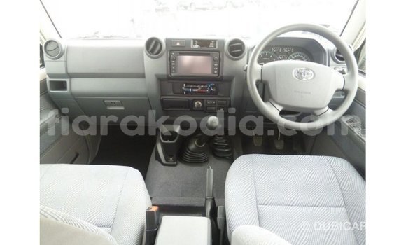 Acheter Import Voiture Toyota Land Cruiser Blanc à Import - Dubai, Diana Acheter Import Voiture Toyota Land Cruiser Blanc à Import - Dubai, Diana