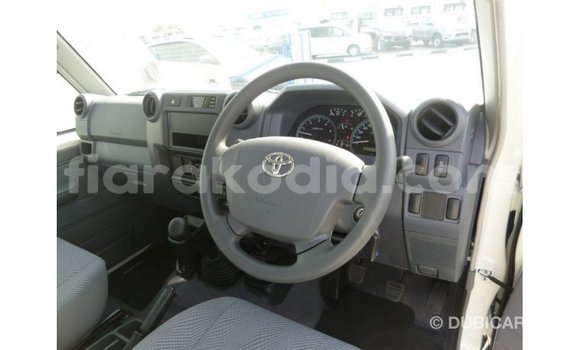 Acheter Import Voiture Toyota Land Cruiser Blanc à Import - Dubai, Diana Acheter Import Voiture Toyota Land Cruiser Blanc à Import - Dubai, Diana