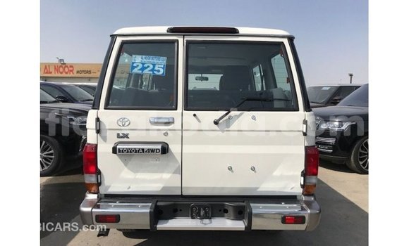 Acheter Import Voiture Toyota Land Cruiser Blanc à Import - Dubai, Diana Acheter Import Voiture Toyota Land Cruiser Blanc à Import - Dubai, Diana