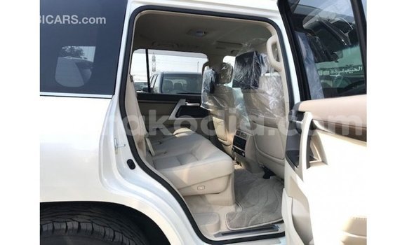 Acheter Import Voiture Toyota Land Cruiser Blanc à Import - Dubai, Diana Acheter Import Voiture Toyota Land Cruiser Blanc à Import - Dubai, Diana