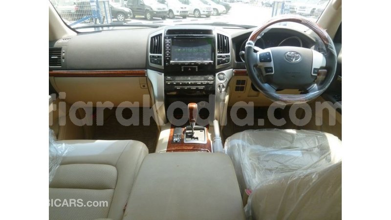 Big with watermark toyota land cruiser diana import dubai 5239