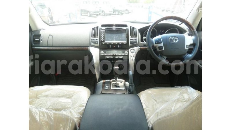 Big with watermark toyota land cruiser diana import dubai 5240