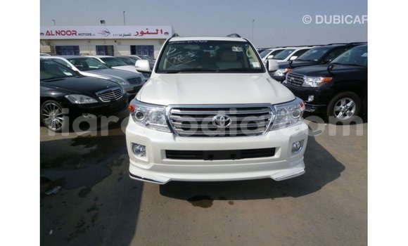 Acheter Import Voiture Toyota Land Cruiser Blanc à Import - Dubai, Diana Acheter Import Voiture Toyota Land Cruiser Blanc à Import - Dubai, Diana