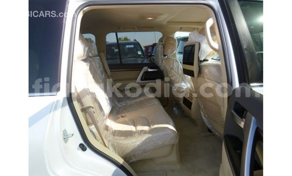 Acheter Import Voiture Toyota Land Cruiser Blanc à Import - Dubai, Diana Acheter Import Voiture Toyota Land Cruiser Blanc à Import - Dubai, Diana