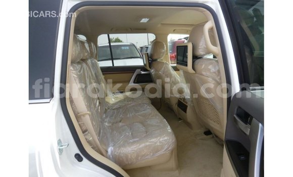 Acheter Import Voiture Toyota Land Cruiser Blanc à Import - Dubai, Diana Acheter Import Voiture Toyota Land Cruiser Blanc à Import - Dubai, Diana