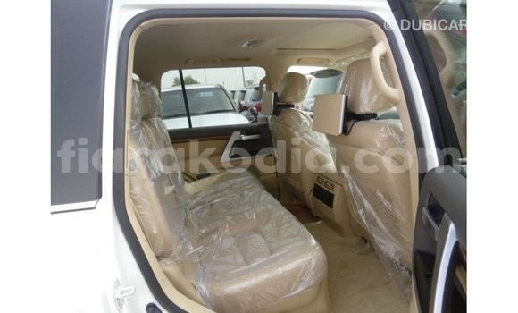 Hividy Toyota Land Cruiser fotsy Car in Import - Dubai in Diana Hividy Toyota Land Cruiser fotsy Car in Import - Dubai in Diana