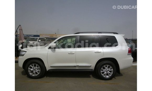 Hividy Toyota Land Cruiser fotsy Car in Import - Dubai in Diana Hividy Toyota Land Cruiser fotsy Car in Import - Dubai in Diana